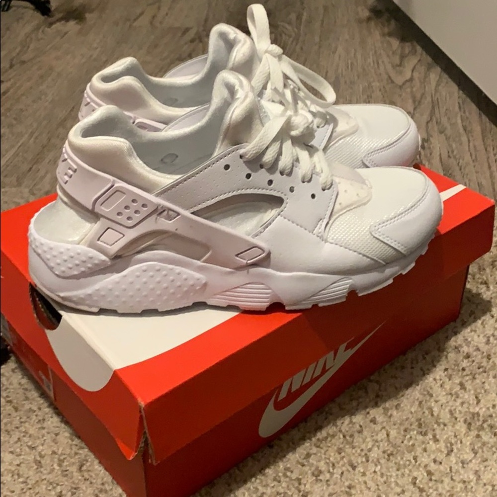 Brand new Nike huarache size 6 1/2 youth